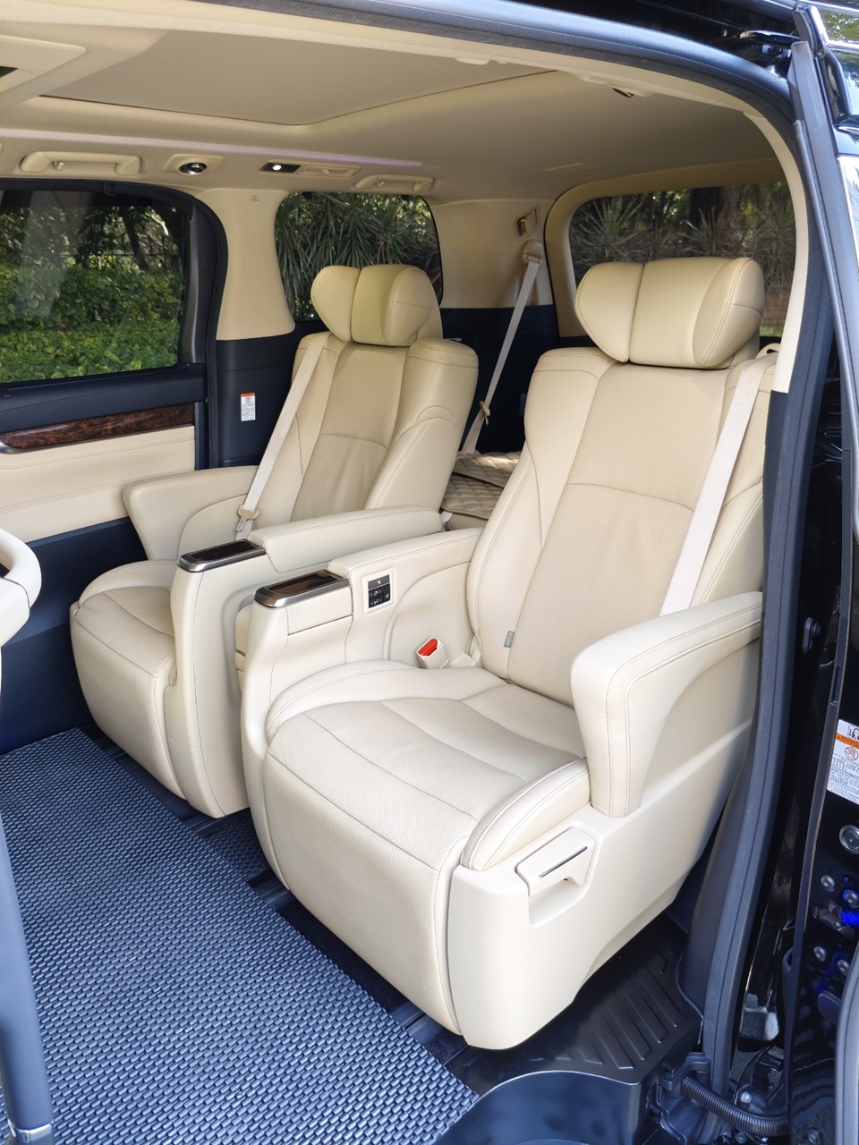 30系七座商务车丰田埃尔法內飾