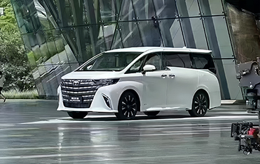 新款七座商务车丰田埃尔法
